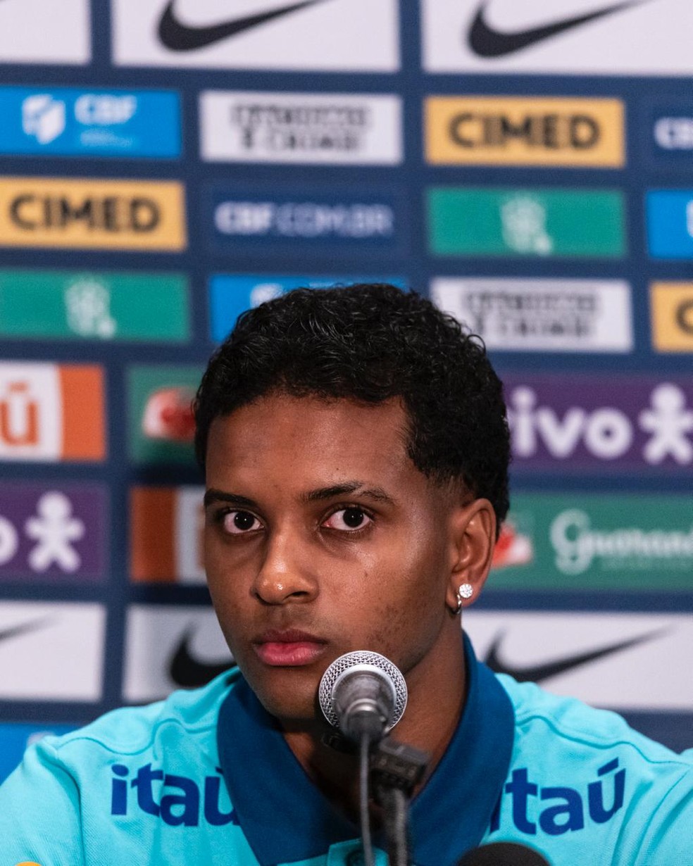 Rodrygo em entrevista coletiva pela Seleção em Seul — Foto: Léo Sguaçabia