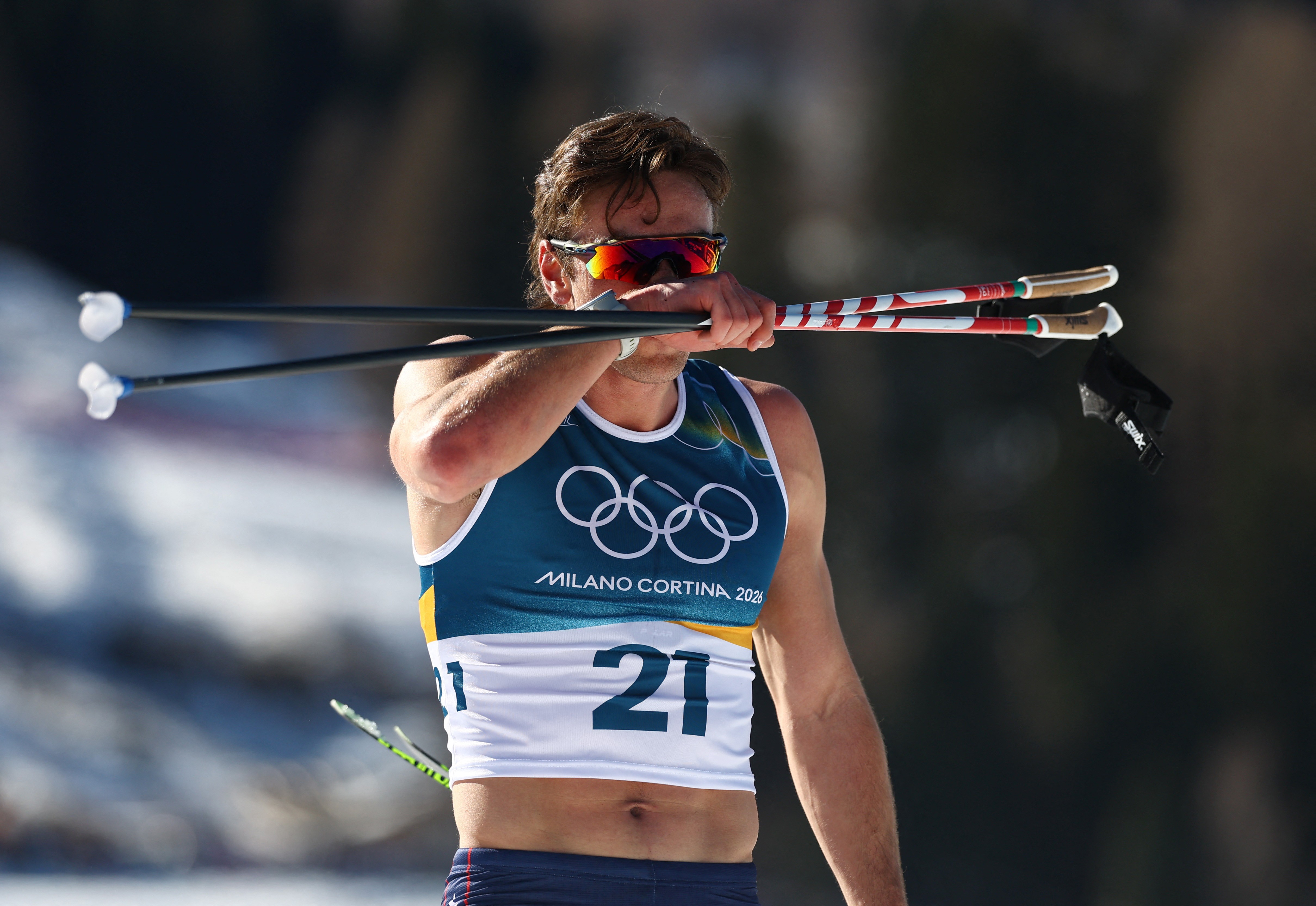 Atletas competem de regata e barriga de fora em frio de 4ºC