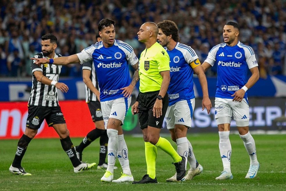 Árbitro Wilton Pereira Sampaio é cercado por jogadores do Cruzeiro