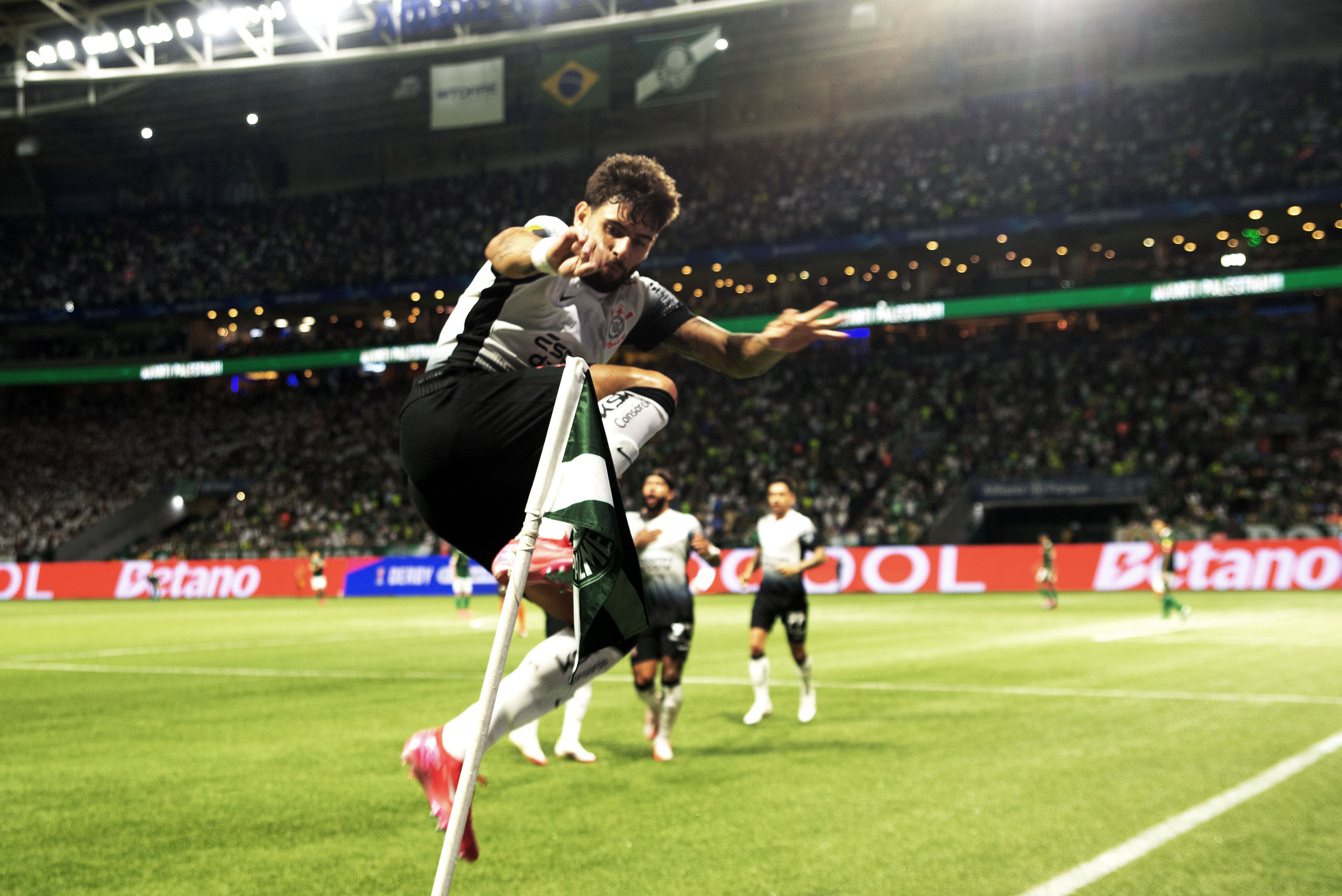 Yuri Alberto comemora gol pelo Corinthians chutando bandeira de escanteio do Palmeiras e é expulso por simulação
