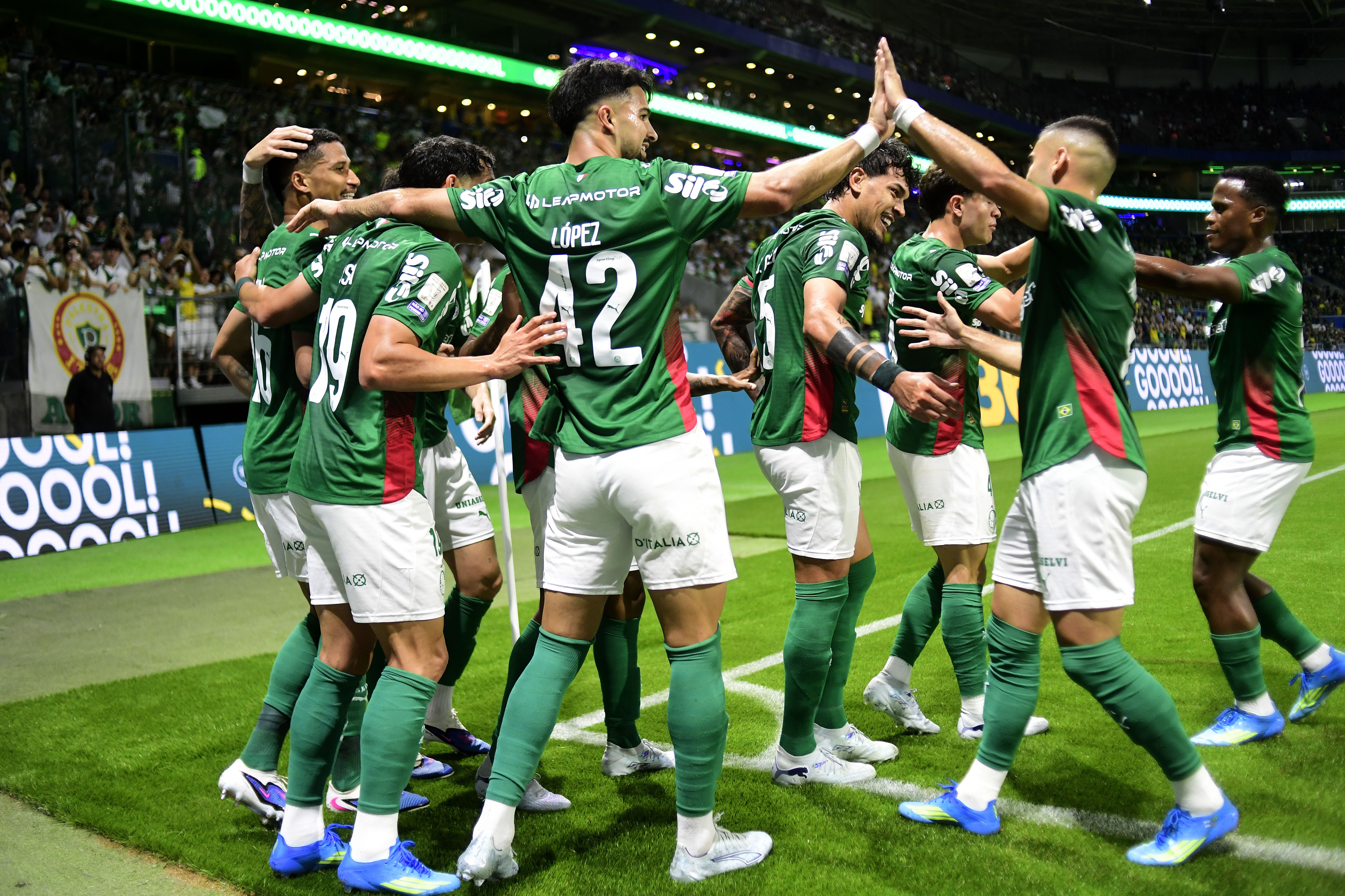 Sem Abel e com expulsão, Palmeiras mantém liderança do Brasileirão | Ge