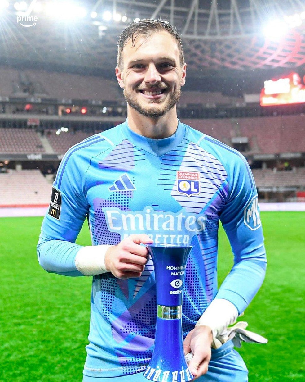 Lucas Perri volta a brilhar e é eleito o melhor em campo na vitória do Lyon sobre o Nice — Foto: Divulgação da Ligue 1