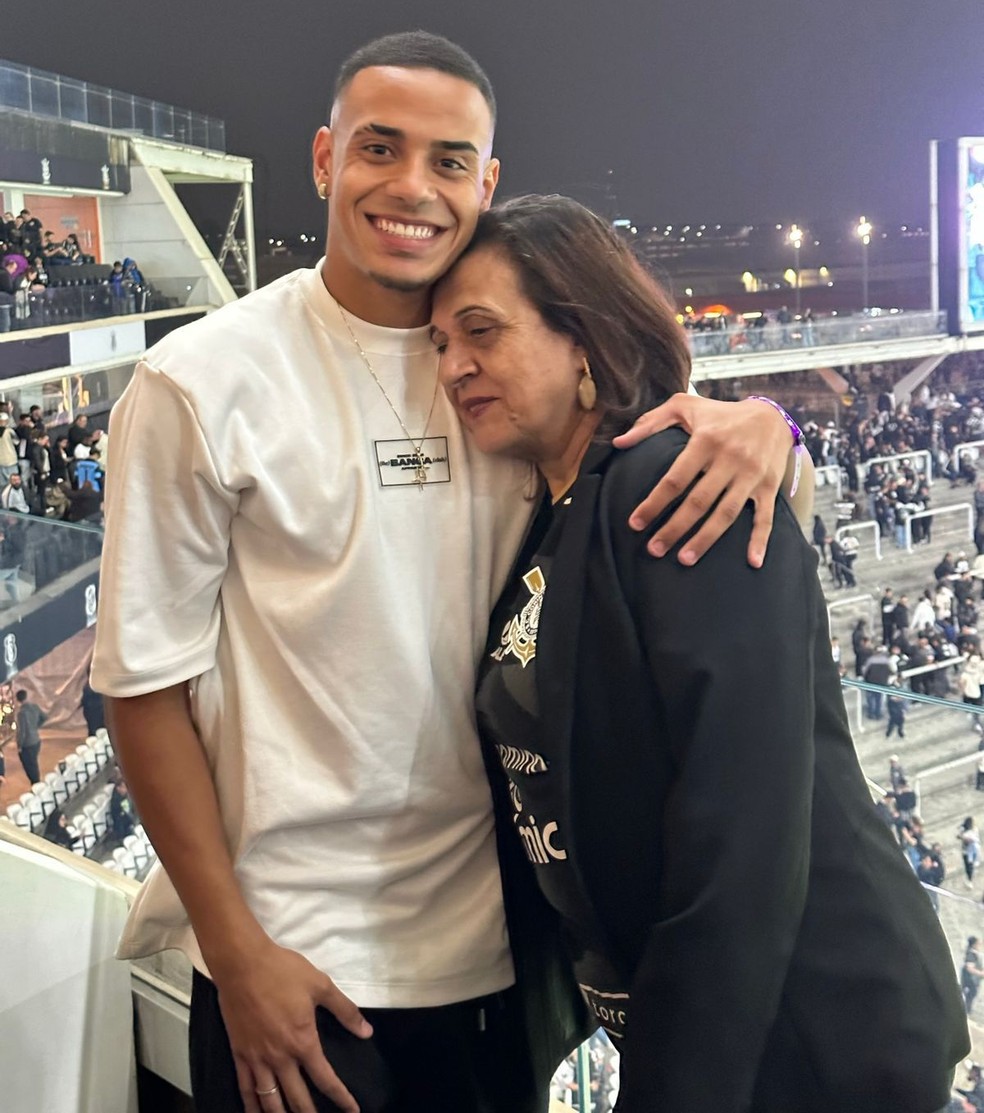 Murillo, do Corinthians, com a mãe Rosa na Neo Química Arena — Foto: Arquivo pessoal