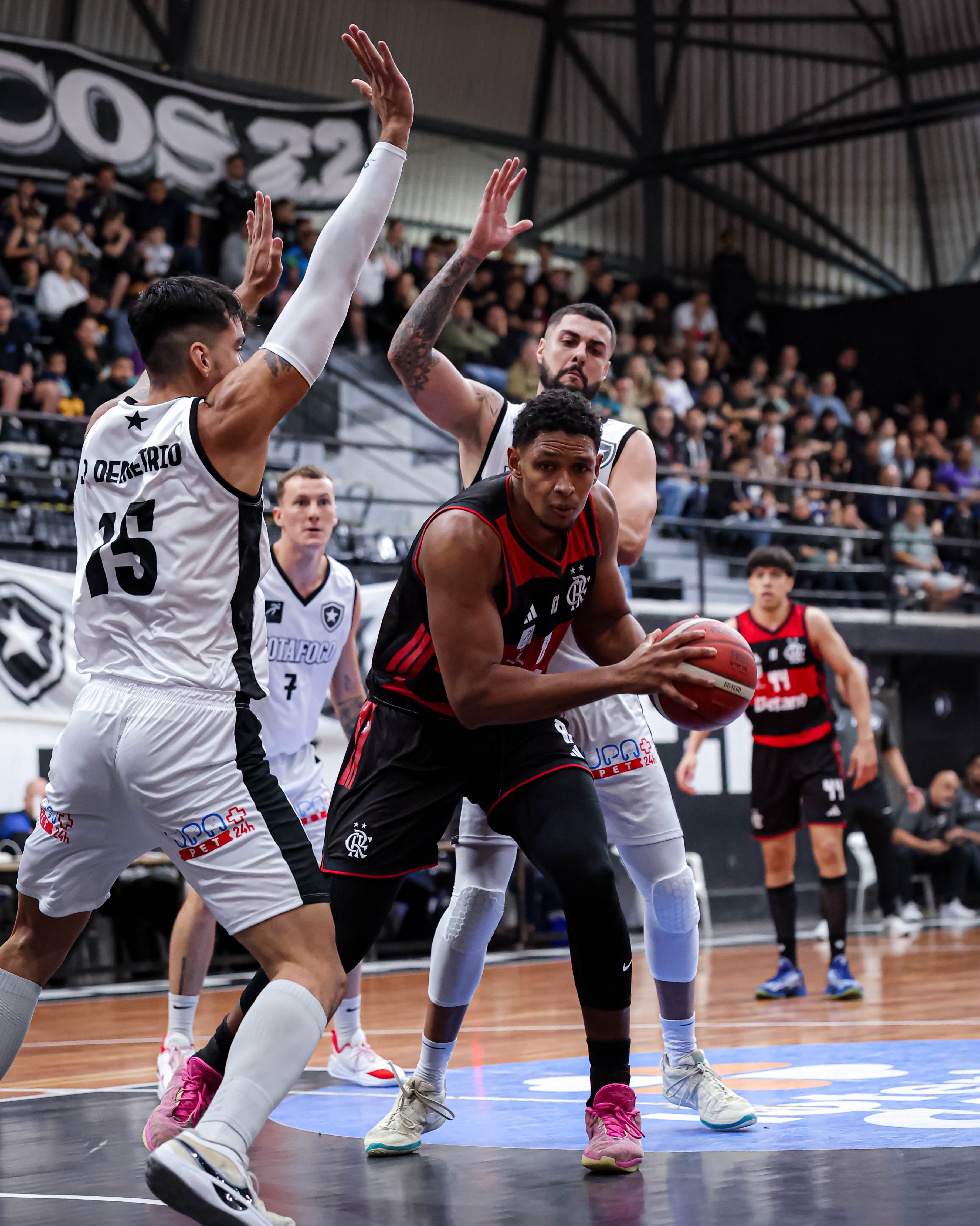 Flamengo vence Botafogo e garante vaga na final do Carioca de basquete