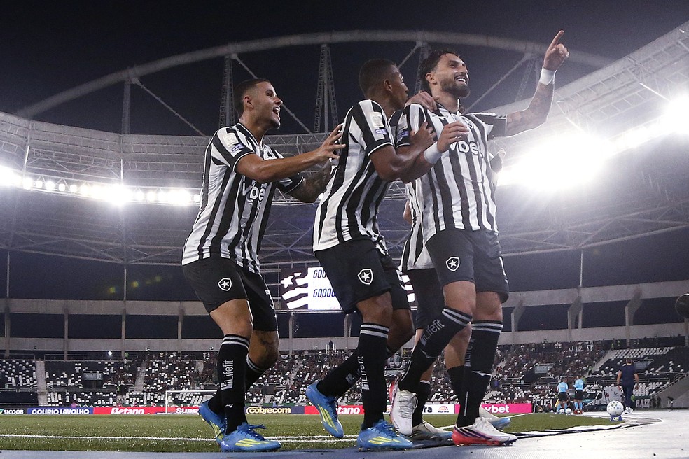Precisando se distanciar do Z-4, Botafogo vai enfrentar a Chapecoense, no estádio Nilton Santos, sábado, às 18h — Foto: Vítor Silva/Botafogo