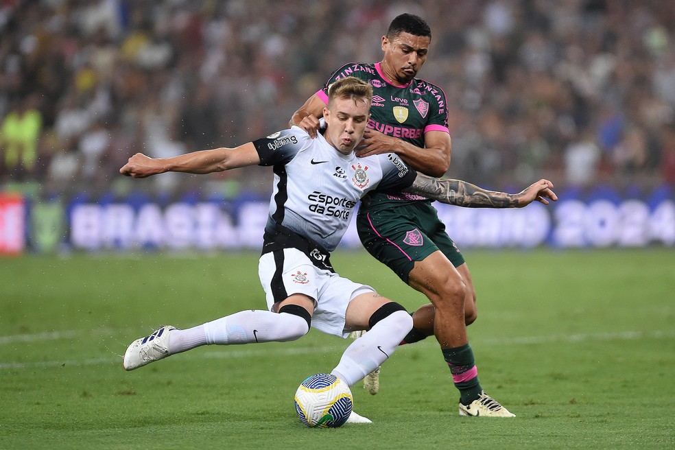 Charles teve gol anulado contra o Fluminense no Maracanã — Foto: Alexandre Durão