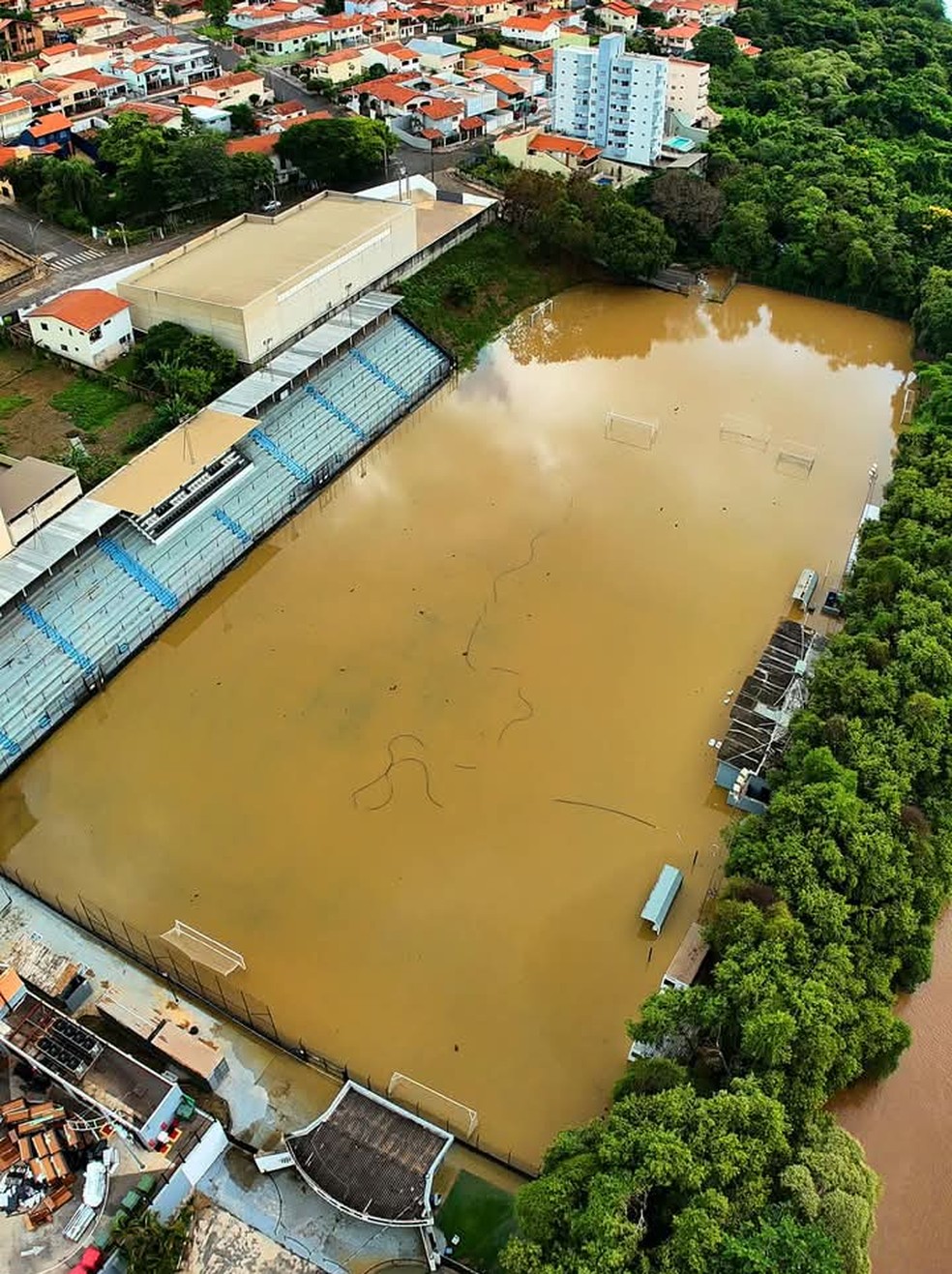 Estádio José Ferreira Alves, em Tietê, fica totalmente alagado após a alta do Rio Tietê — Foto: Reprodução