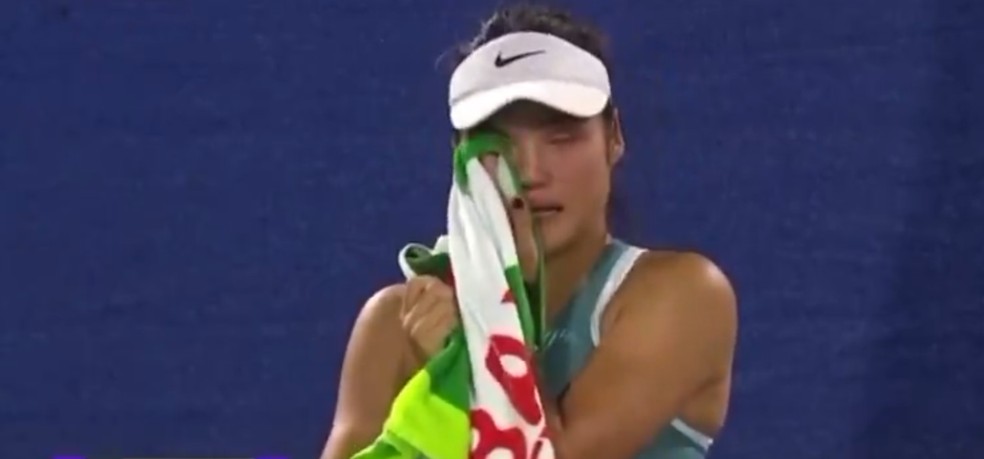 Emma Raducanu chora após reconhecer stalker em arquibancada — Foto: Reprodução