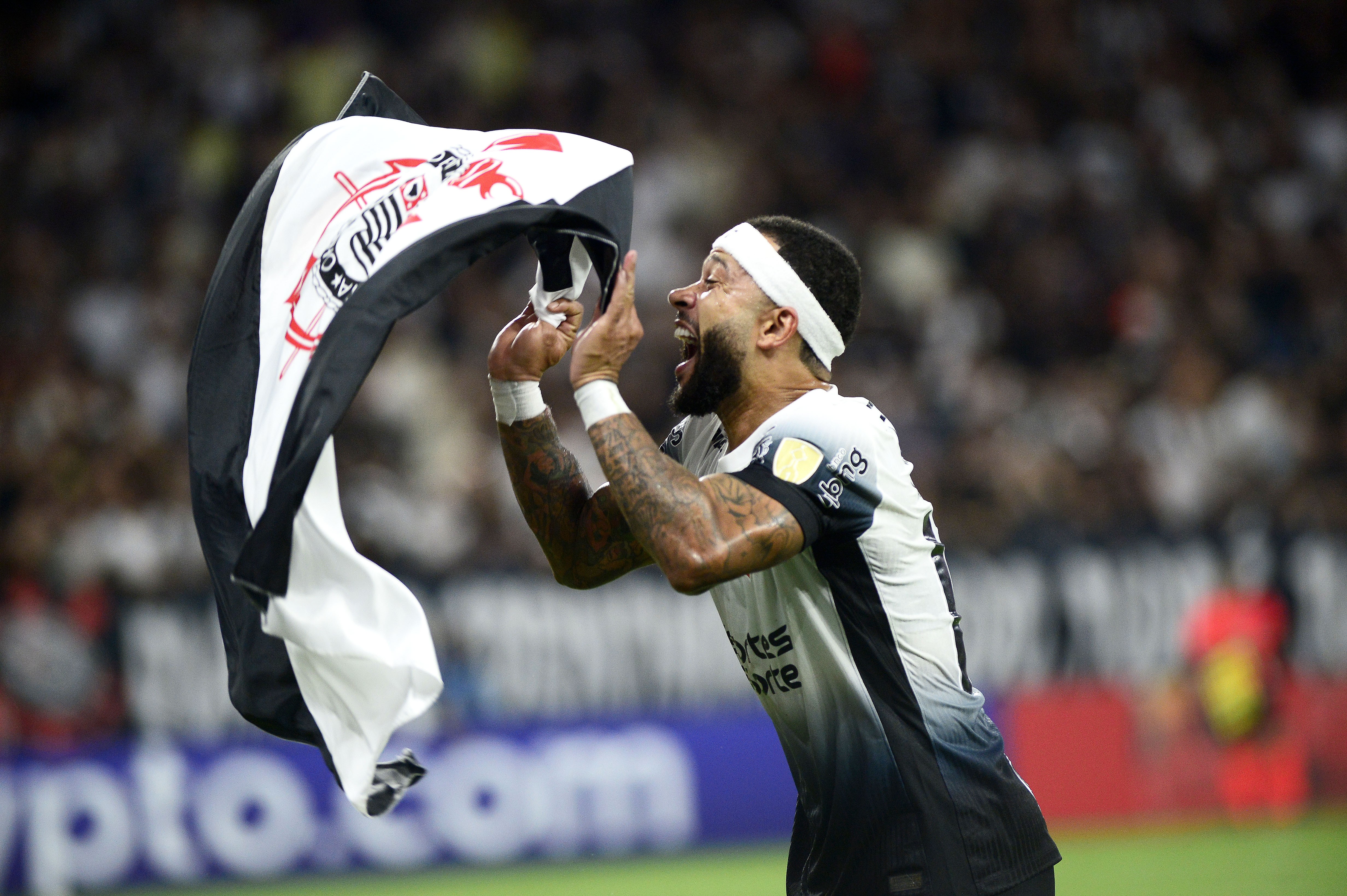 Corinthians contrata Memphis como garçom e jogador enfrenta decisão importante.