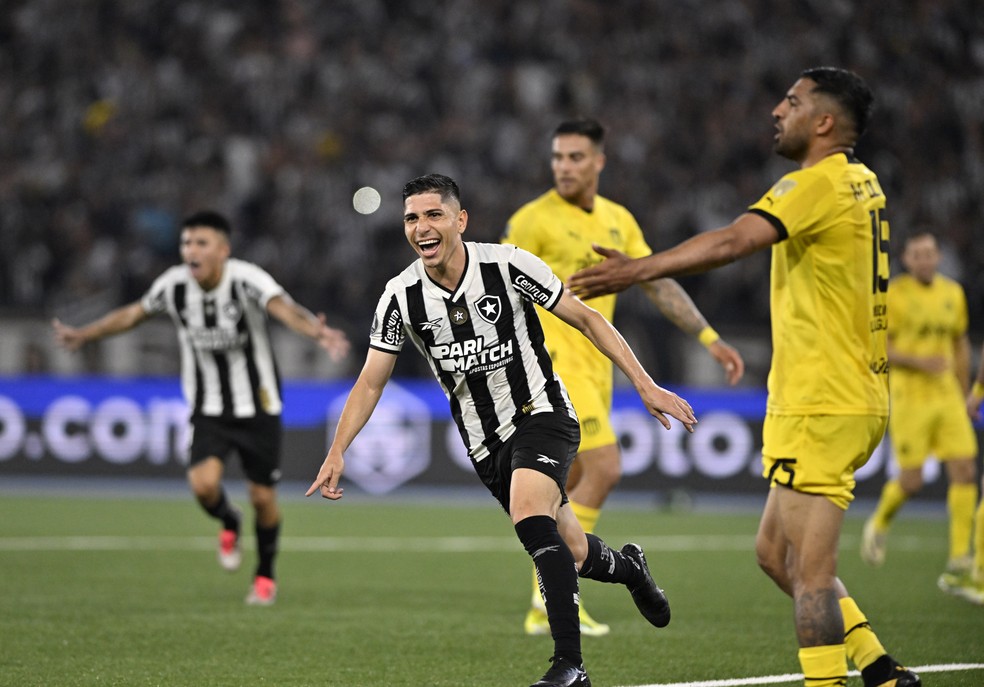 Savarino marca o segundo para o Botafogo contra o Peñarol — Foto: André Durão/ge