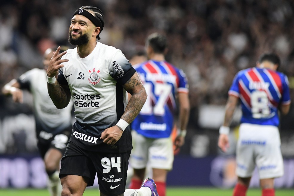 Memphis Depay anotou dois gols e comandou a vitria do Timo sobre o Bahia  Foto: Marcos Ribolli