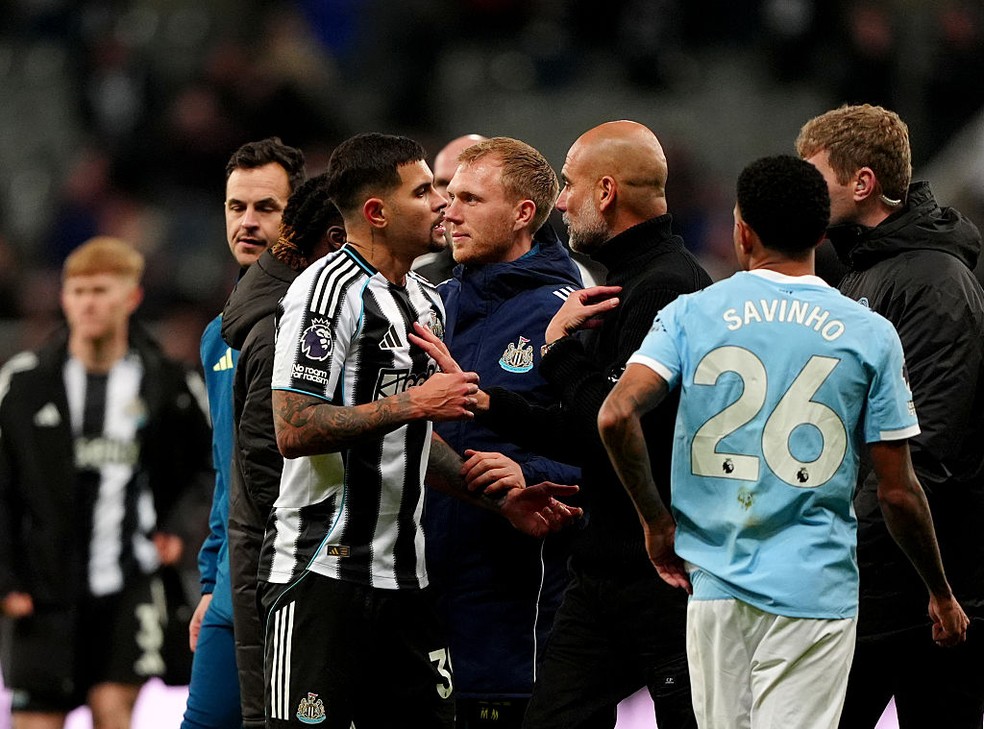 Pep Guardiola bateu boca com Bruno Guimarães ao final de Newcastle x Manchester City — Foto: Getty Images