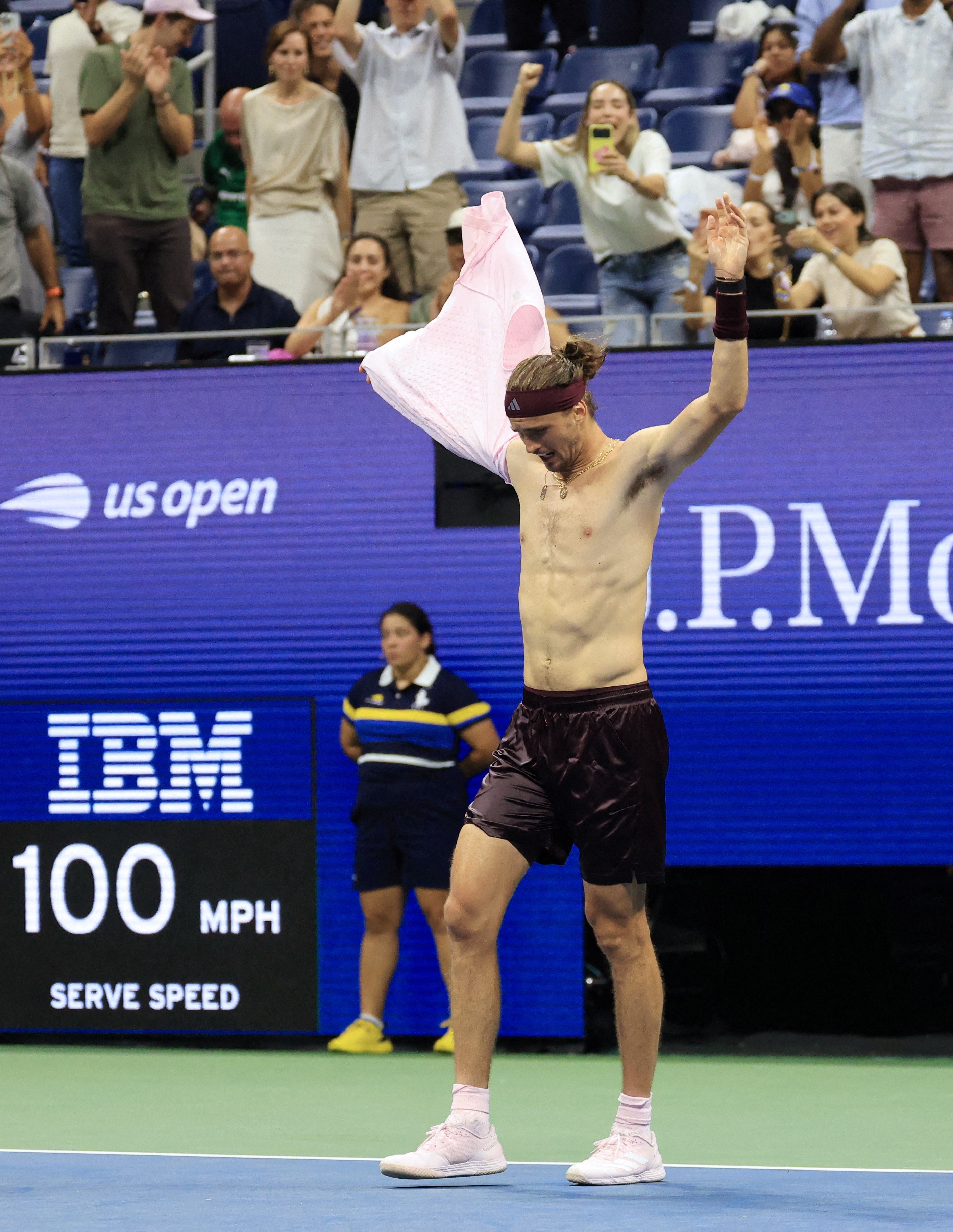 Alexander Zverev comemorando vitória de longa duração no US Open
