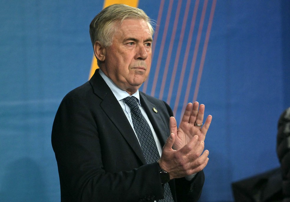 Ancelotti aplaude Brasil em vitória sobre o Paraguai — Foto: NELSON ALMEIDA / AFP