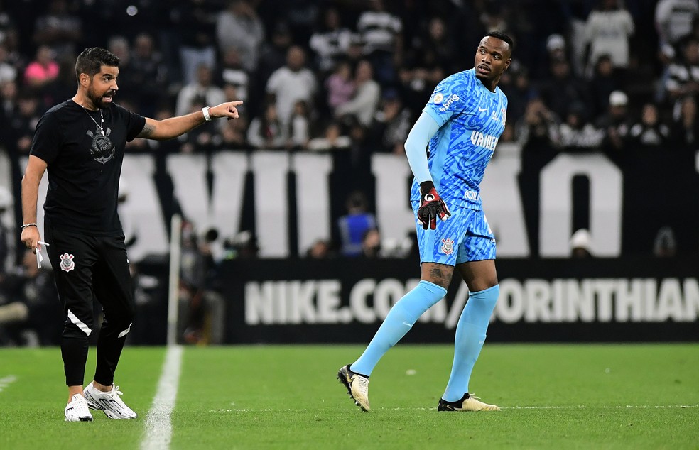 Carlos Miguel foi capitão do Corinthians na partida contra o Botafogo, no fim de semana passado  — Foto: Marcos Ribolli