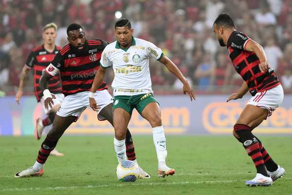 Flamengo domina Palmeiras no Maracanã e vence por 2 a 0.