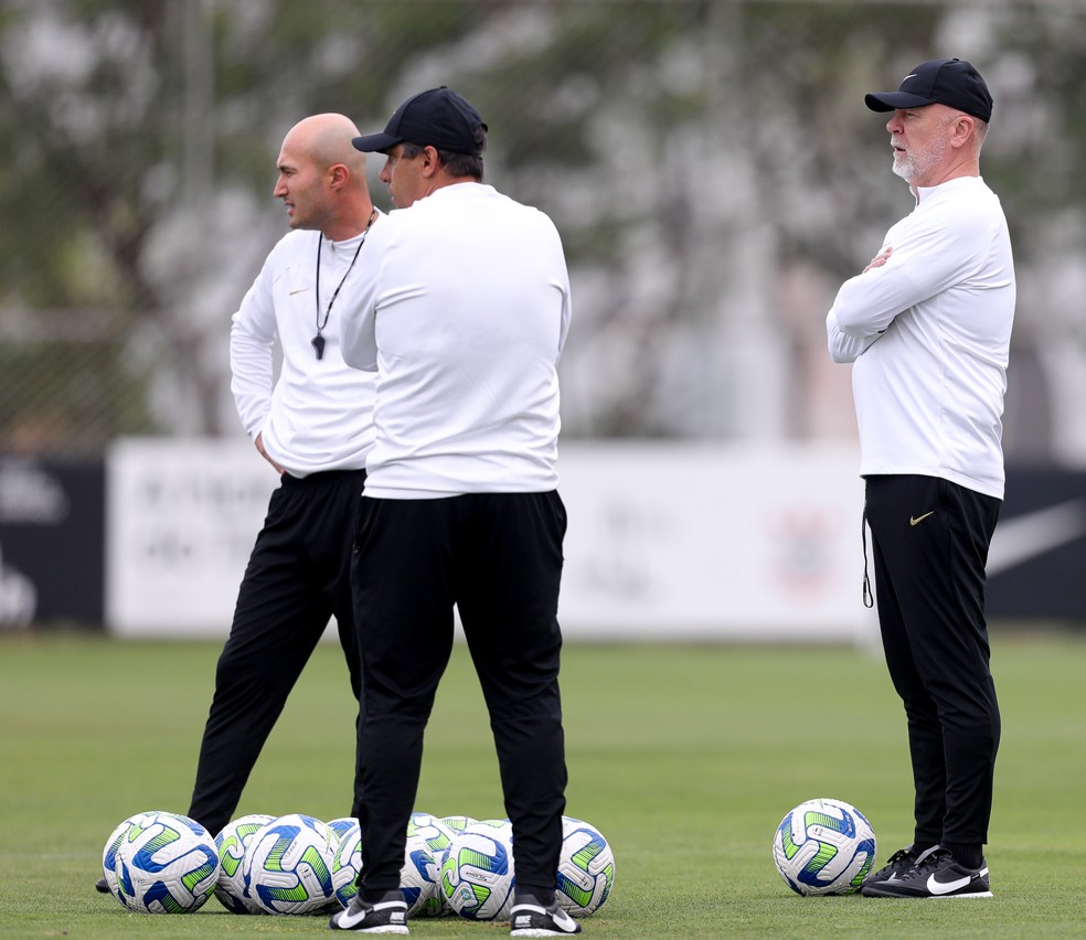 Cauan de Almeida, Sidnei Lobo e Mano Menezes em treino do Corinthians — Foto: Rodrigo Coca / Ag.Corinthians
