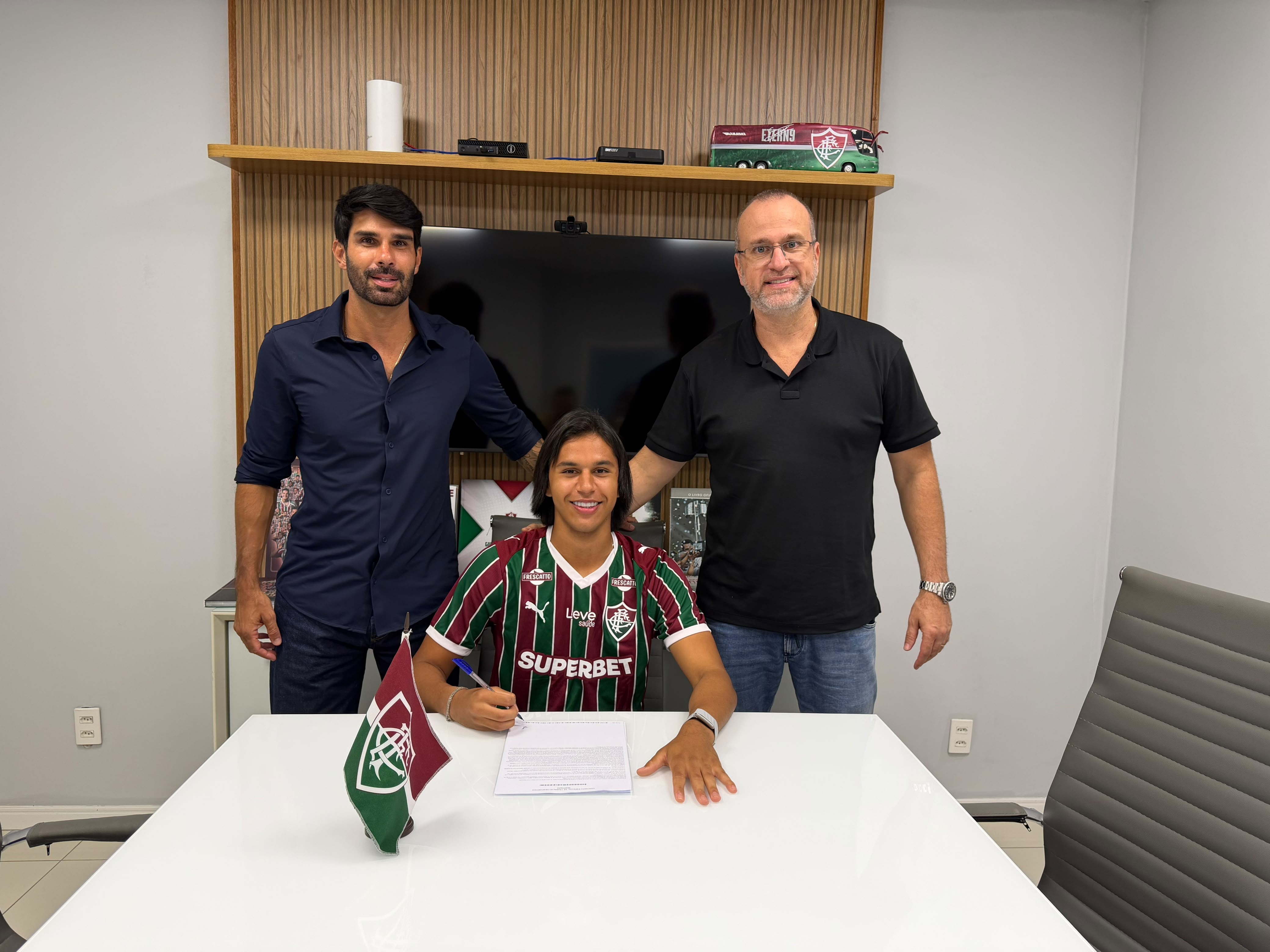 Fluminense renova contrato de Arthur Ryan, joia de Xerém com passagens por seleção de base