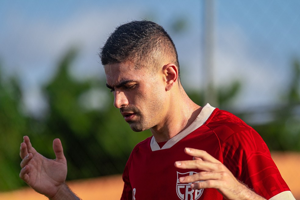 Gegê revela que ainda sente incômodo no tornozelo — Foto: Francisco Cedrim/Ascom CRB