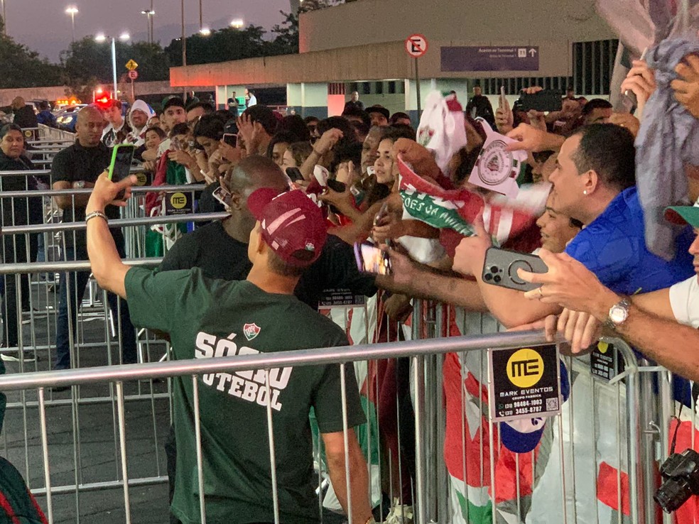 Thiago Silva tira foto com torcedor do Fluminense — Foto: Igor Mattos / ge