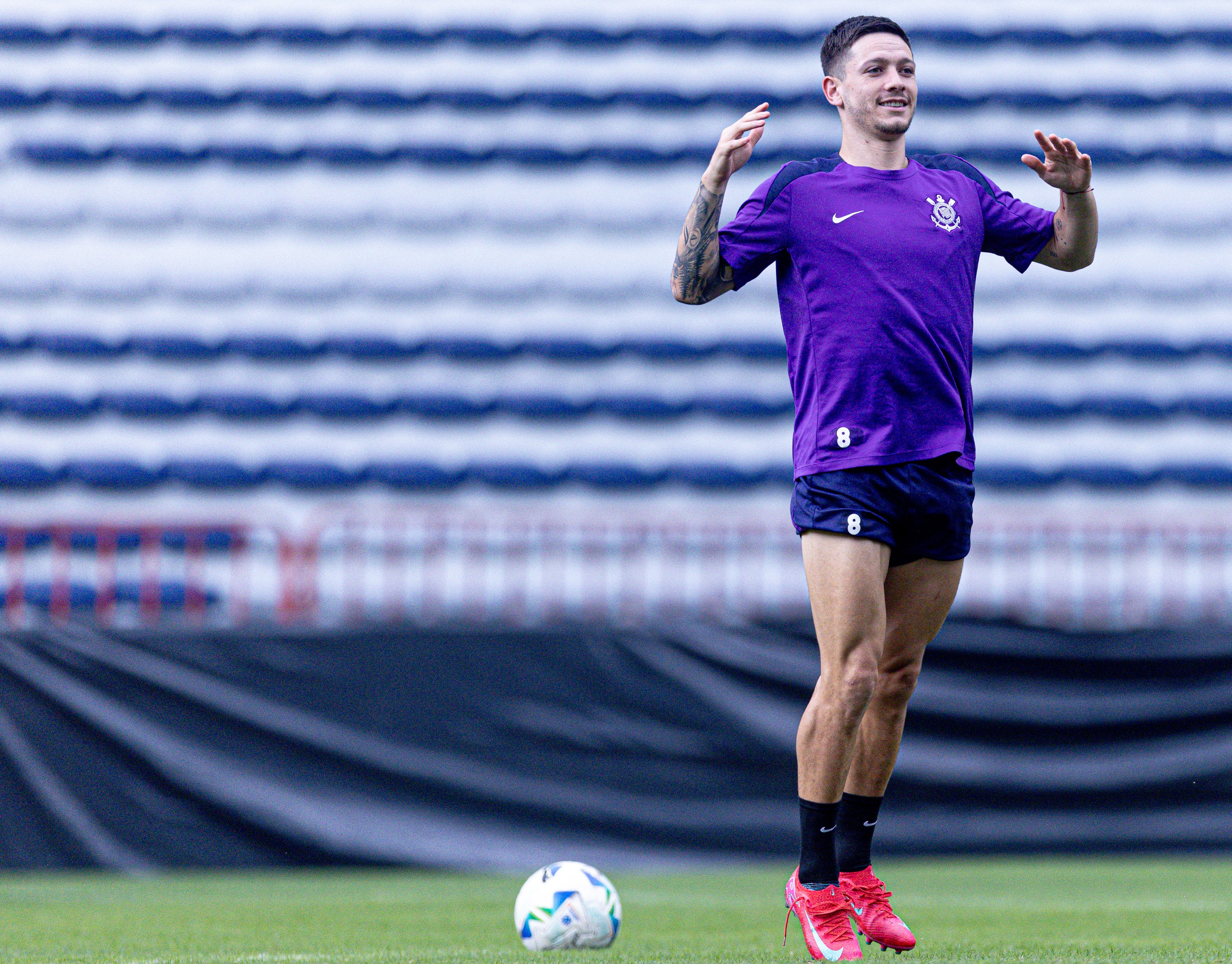 Ramón treina bolas paradas e encerra preparação do Corinthians para Libertadores.