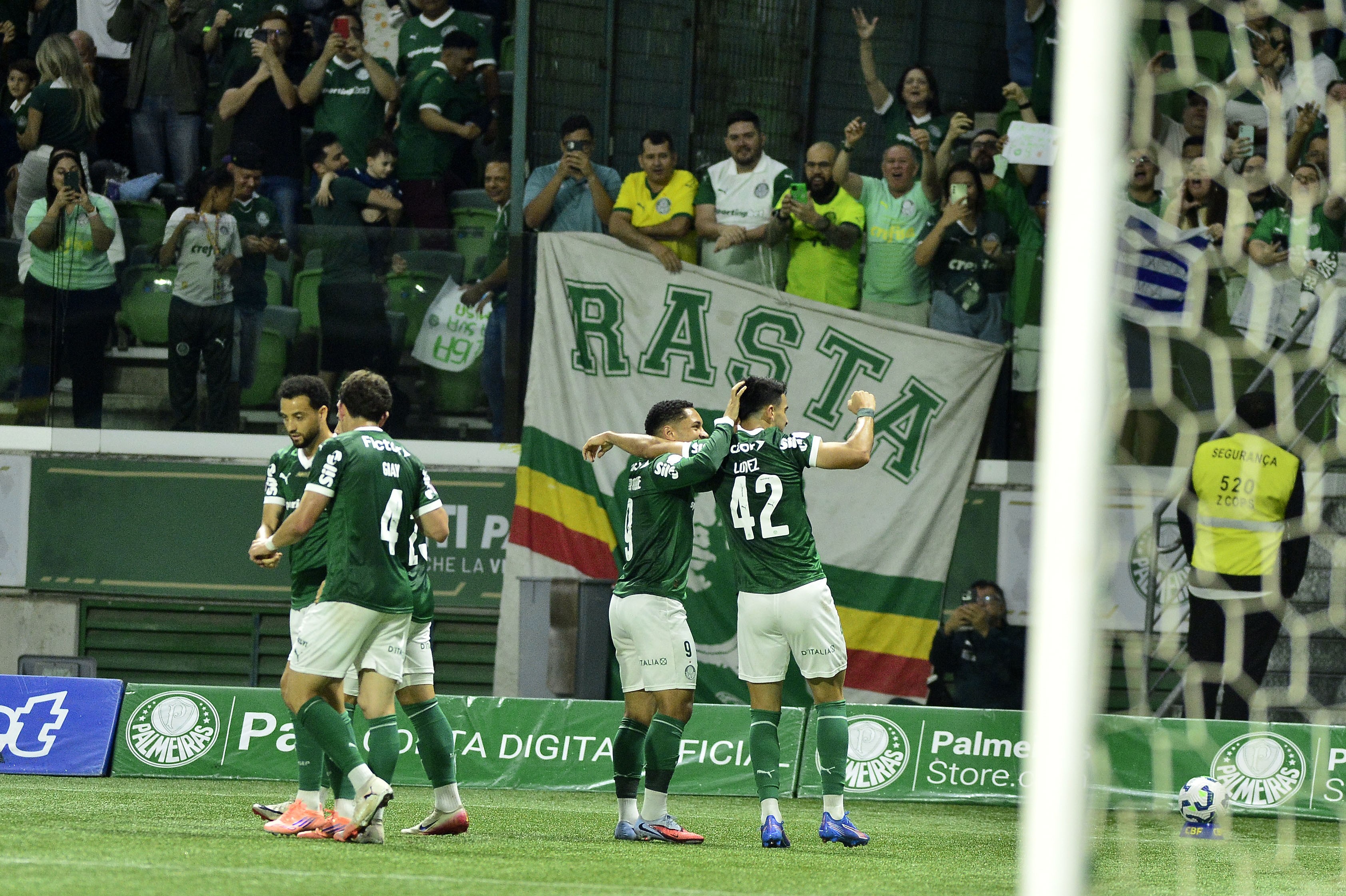 Análise: Palmeiras liga modo turbo em vitória avassaladora e coloca pressão no líder Flamengo