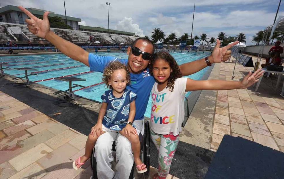 Arquivo (2014): Adriano Lima com as filhas durante etapa Natal do Circuito Brasil Paralímpico — Foto: Marcelo Regua/MPIX/CPB