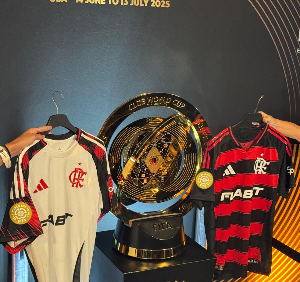 Camisas do Flamengo com patch da Copa do Mundo de Clubes nas mangas  Foto: Luiza S / ge