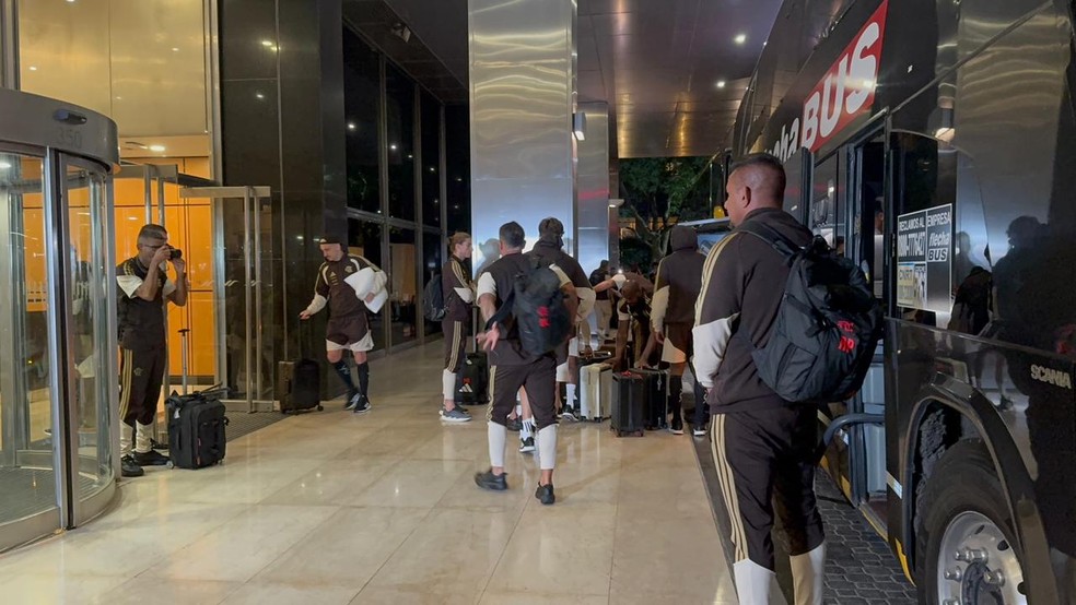 Chegada do Flamengo ao hotel em Buenos Aires — Foto: Luiza Sá / ge
