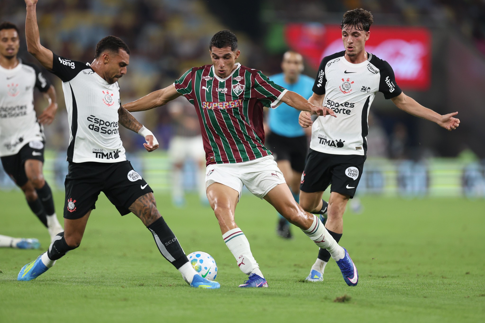 Serna brilha na vitória do Fluminense sobre o Corinthians e destaca importância da concorrência no elenco