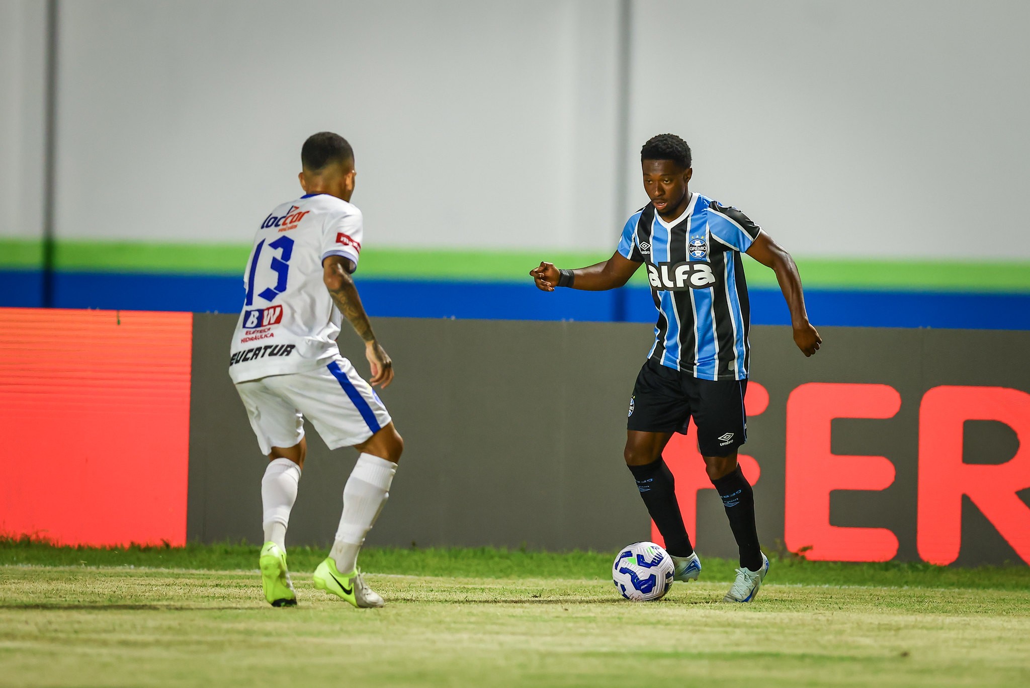 Grêmio avança na Copa do Brasil com atuação heroica de Volpi.