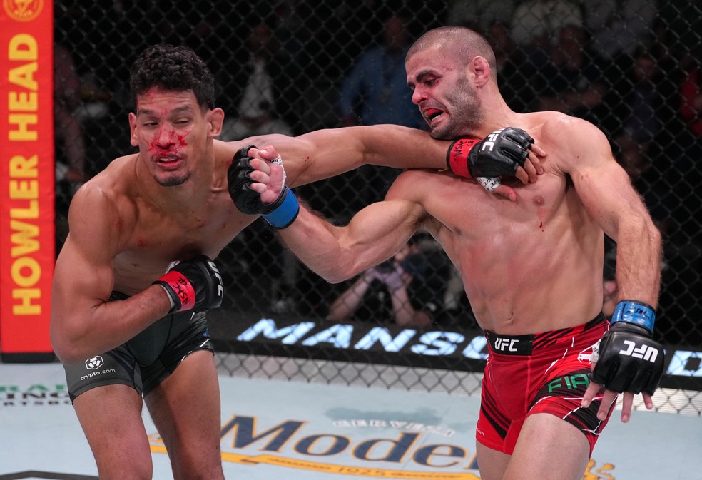 UFC 291: peso-médio brasileiro recebe chute 'fatal' de russo e é