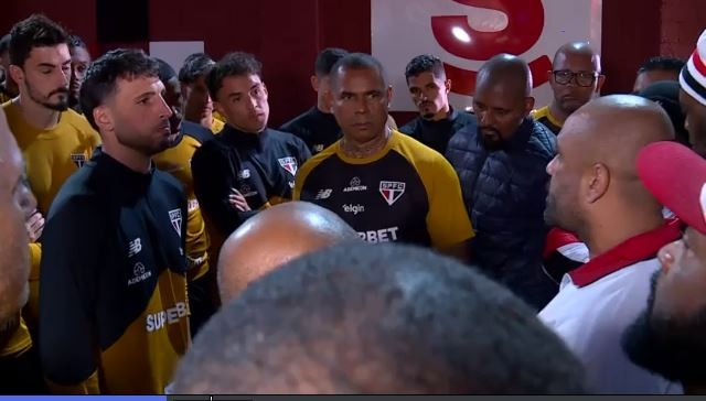 Jogadores do São Paulo são alvos de protestos, e Calleri diz: "Estamos aqui para vocês xingarem"