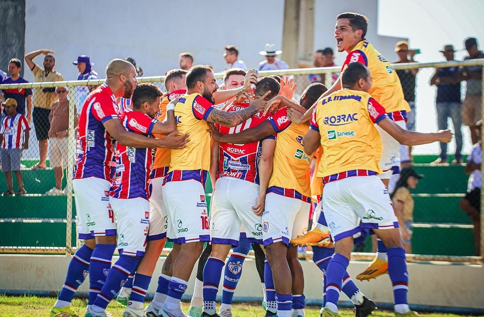 Jogadores do Itabaiana comemoram gol em vitória sobre Atlético Gloriense — Foto: Artur Aragão/AOI