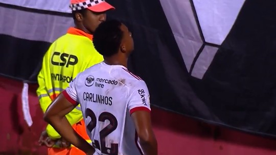 Autor do gol da vitória do Flamengo, Carlinhos entrega camisa para projeto social da Bahia - Foto: (Reprodução)