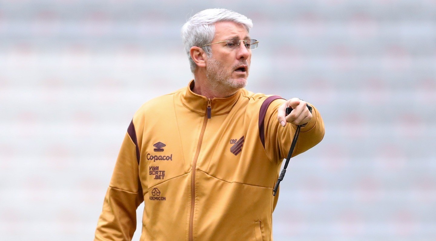 Odair exalta estratégia em vitória e vê Athletico equilibrado
