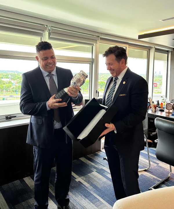 Homenagem da Conmebol a Ronaldo, Dono da SAF do Cruzeiro.