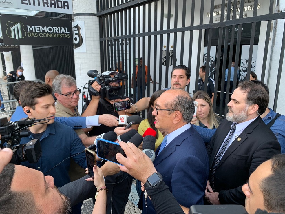Gilmar Mendes, ministro do STF, na chegada ao velório de Pelé: ele tem nas mãos processo que pode devolver Ednaldo para a CBF — Foto: Bruno Giufrida