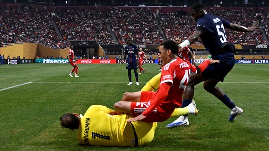 Musiala tem fratura e lesão de ligamentos; veja previsão de recuperação - Imagem da perna "fora do lugar" deixou os jogadores desesperados