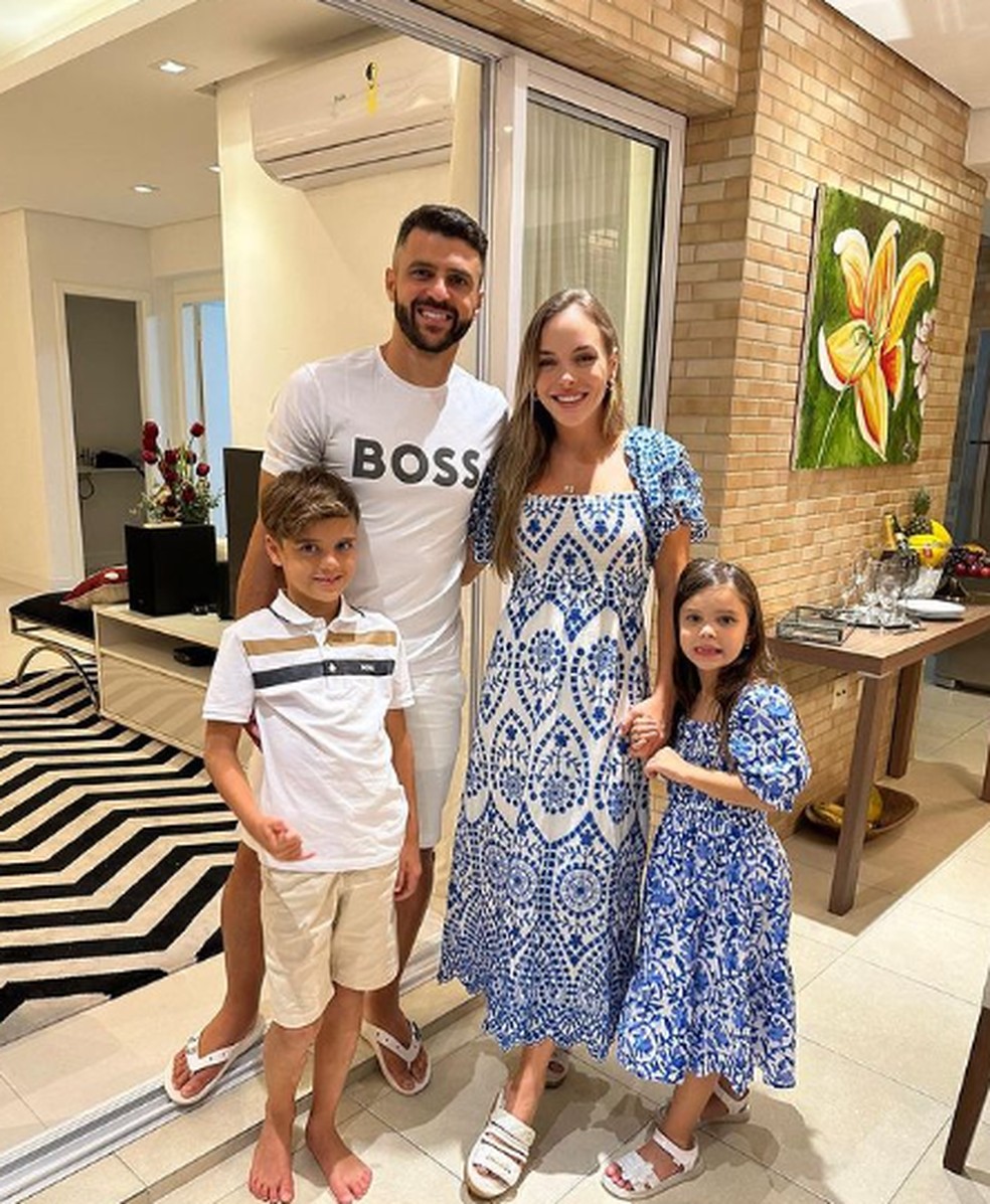 Moraes com a esposa e os filhos Isac Luca e Maria Júlia — Foto: Instagram/Reprodução