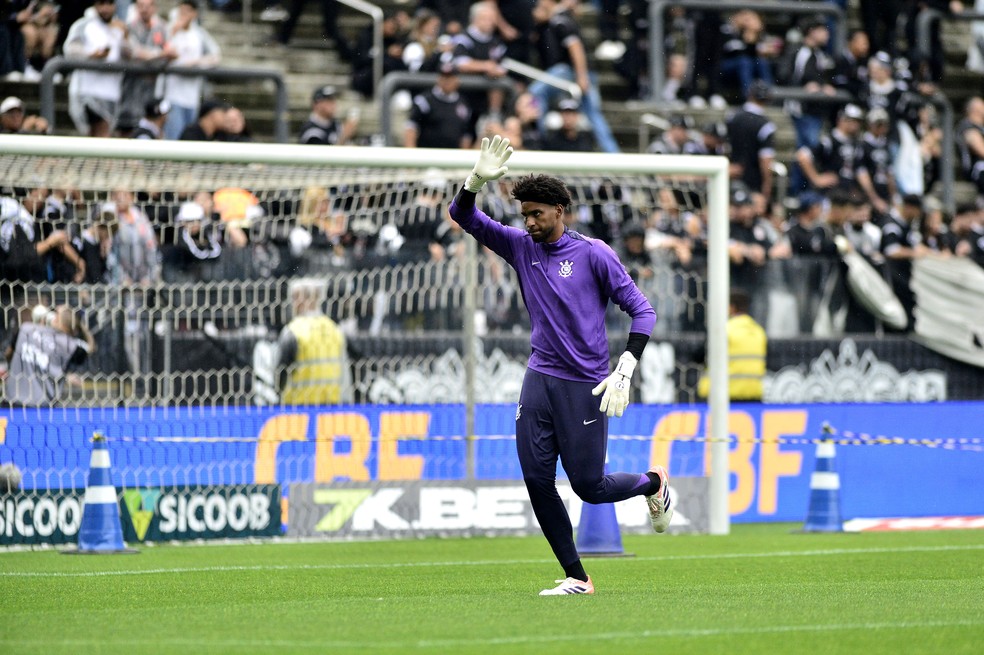 Hugo Souza no aquecimento pelo Corinthians