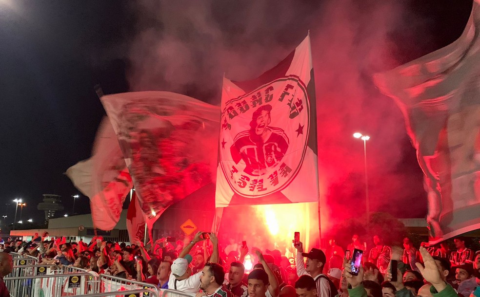 Torcedores do Fluminense na chegada de Thiago Silva no Gale�o � Foto: Igor Mattos / ge