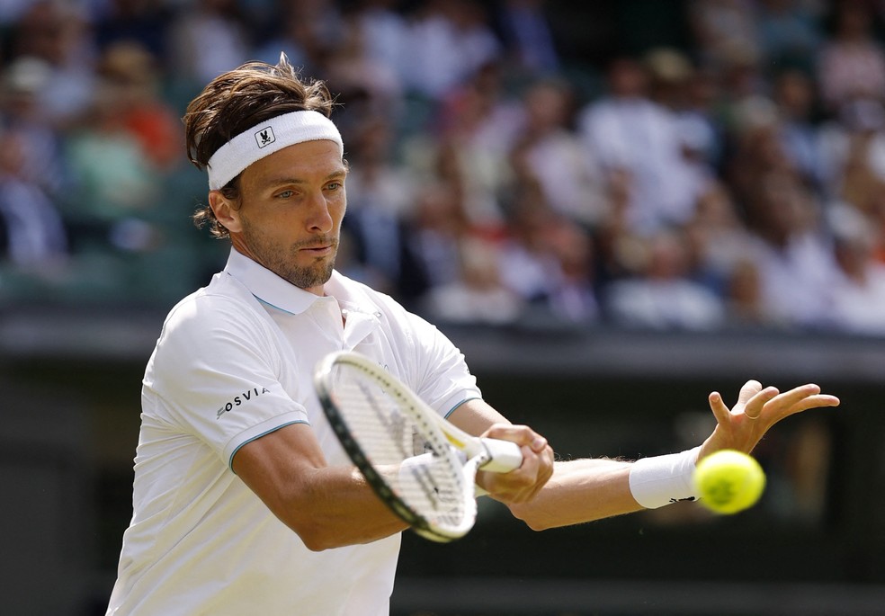 Arthur Rinderknech x Novak Djokovic pela 3ª rodada de Wimbledon — Foto: Reuters