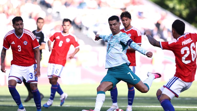 Cristiano Ronaldo tenta finalização durante Portugal x Chile
