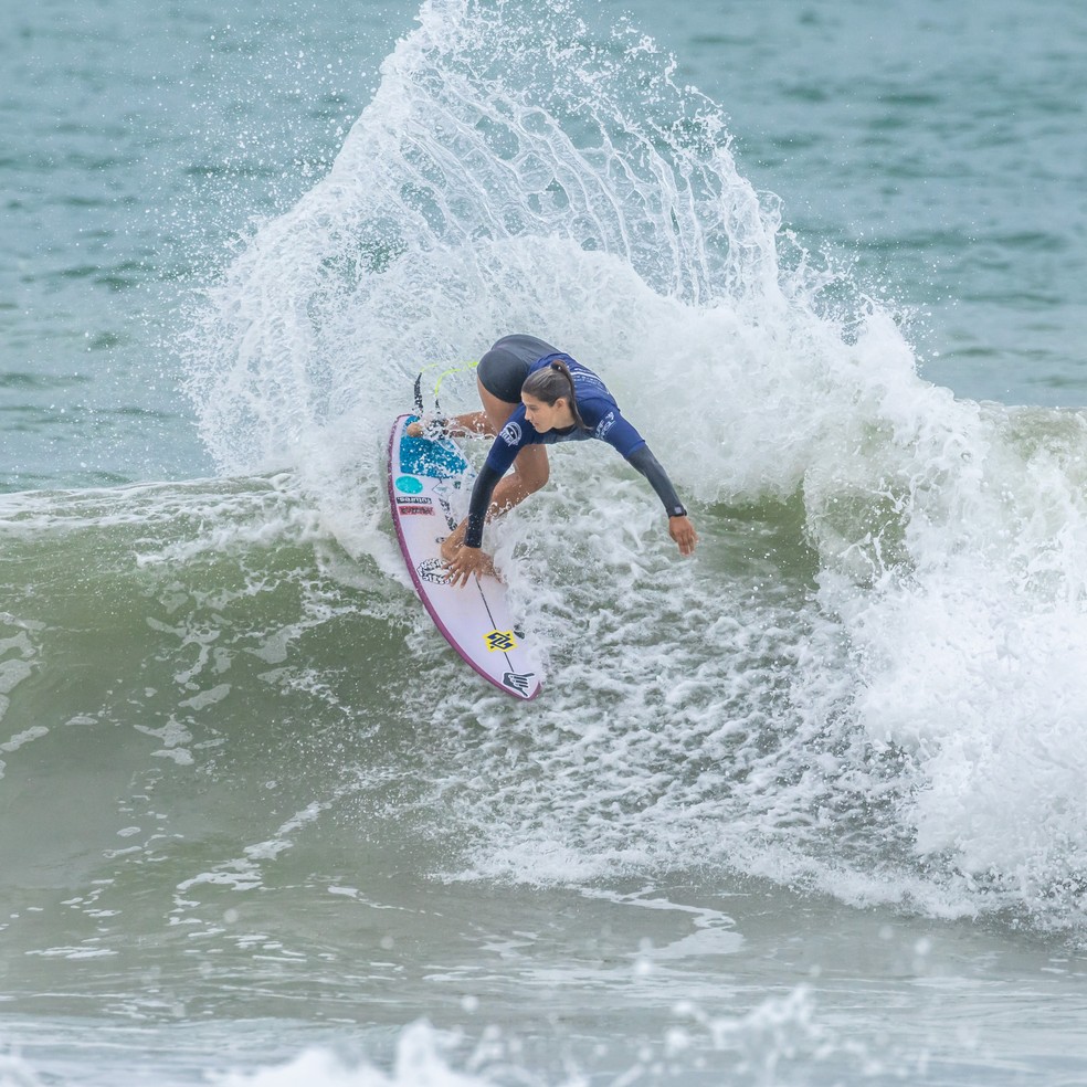 Carol Bastides em ação na fase regional do Surf Brasil Base