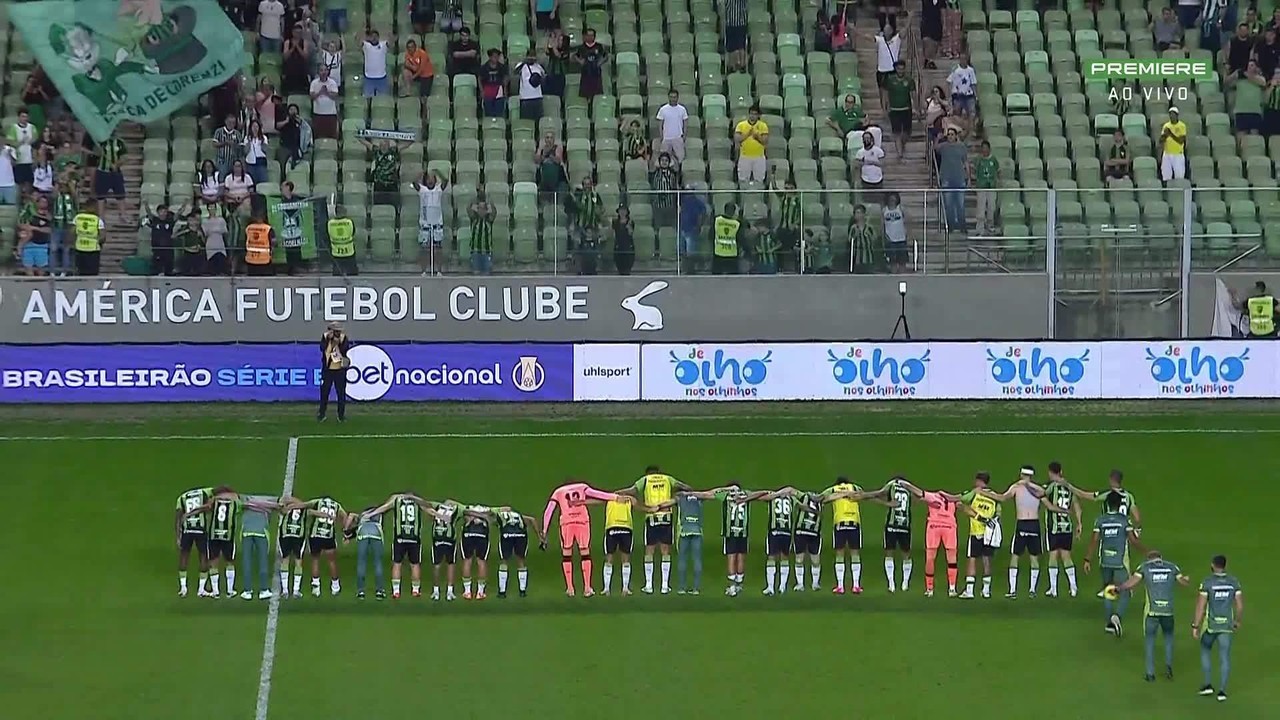 Lisca e jogadores do América-MG comemoram vitória junto com a torcida