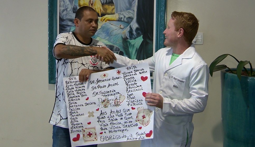 Torcedor reencontra anestesista André e expressou gratidão — Foto: TV Fronteira / Reprodução