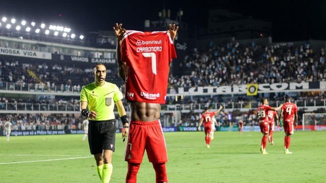 Carbonero comemora gol do Inter sobre o Santos