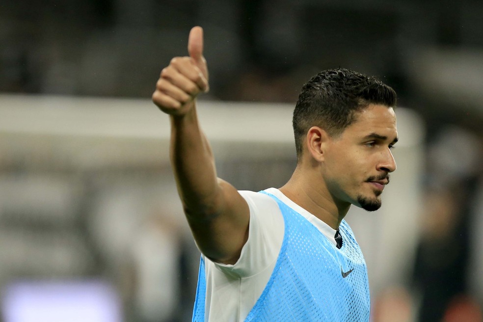 Lucas Veríssimo no aquecimento antes de Corinthians x Athletico — Foto: Fernando Roberto