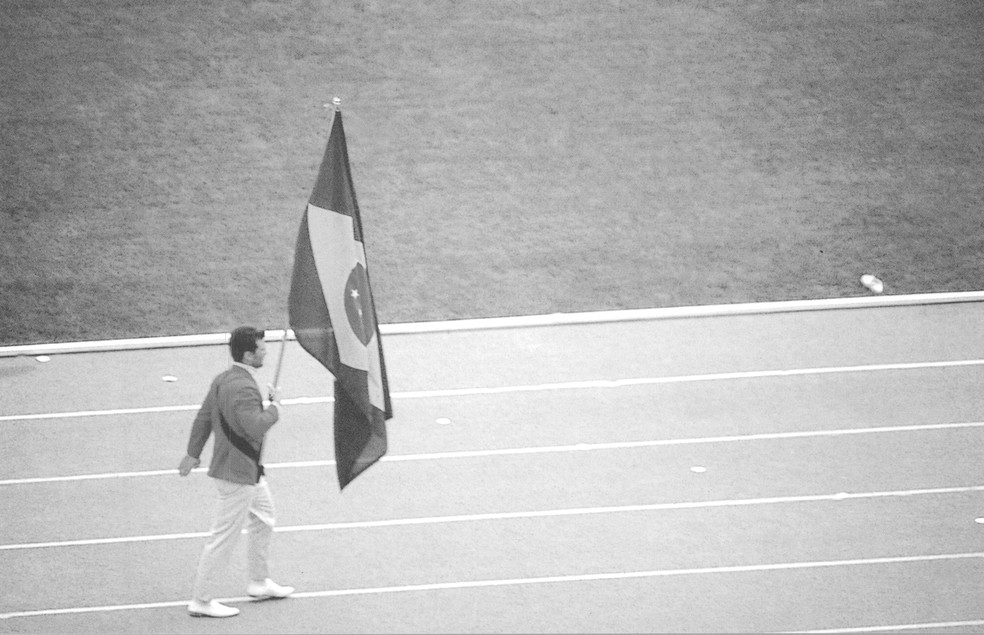 João Gonçalves Filho, do polo aquático, porta-bandeira do Brasil nos Jogos Olímpicos do México 1968 — Foto: Divulgação